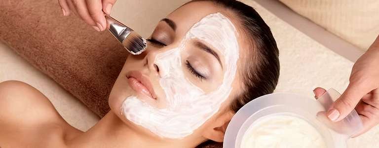 Gezichtsbehandeling met masker